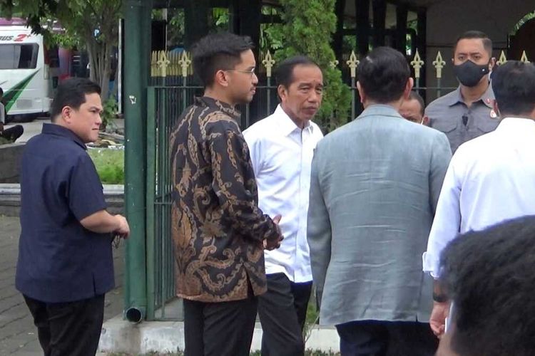 Presiden Joko Widodo (Jokowi) bersama sejumlah Menteri Kabinet Maju dan Gibran Rakabuming Raka berkunjung ke Pura Mangkunegaran, Kota Solo, Jawa Tengah, Minggu (16/10/2022).