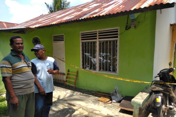 Rumah kontrakan SP (31) di  Jalan Petaling, Kelurahan Mariana, Kecamatan Bayuasin 1, Kabupaten Banyuasin,Sumatera Selatan, usai digerbek tim densus 88 Antiteror, Kamis (19/7/2018)