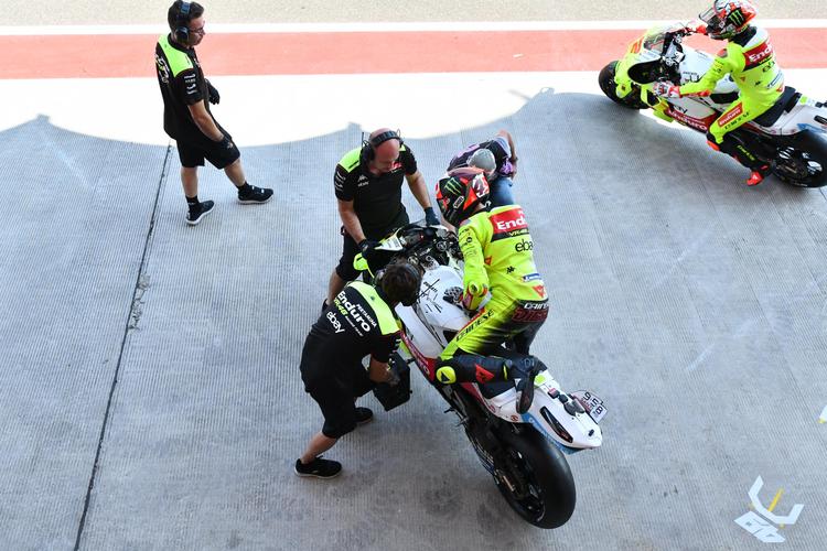 Pebalap VR46 Pertamina Racing Team Fabio Di Giannantonio dan Marco Bezzecchi bersiap melakukan practice pada H-2 di Pertamina Mandalika International Circuit, Kuta, Lombok Tengah, Nusa Tenggara Barat pada Jumat  (27/9/2024)