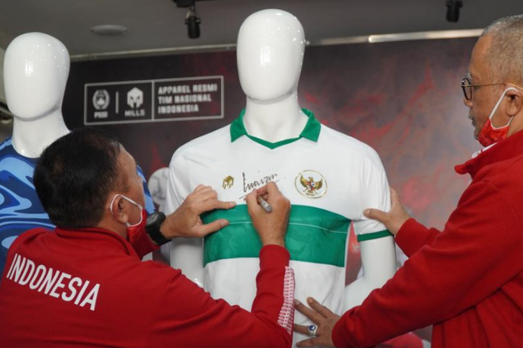 Ketua Umum PSSI, Mochamad Iriawan, saat meresmikan jersey tandang atau away tim nasional Indonesia.
