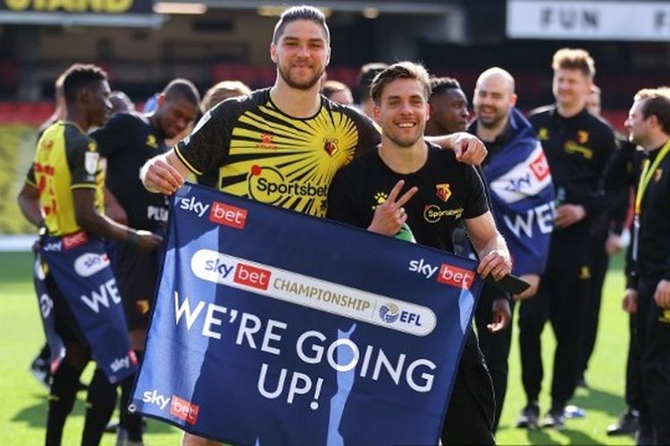 Francisco Sierralta (kiri) and Kiko Femenia (kanan) melakukan selebrasi seusai laga pekan ke-44 Divisi Championship yang mempertemukan Watford vs Milwall di Stadion Vicarage Road, Sabtu (24/4/2021).