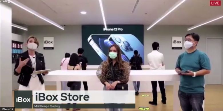 Penyerahan iPhone 12 kepada pembeli pertama di Indonesia oleh COO PT Erafone Artha Retailindo, Jong Woon Kim, Jumat (18/12/2020)