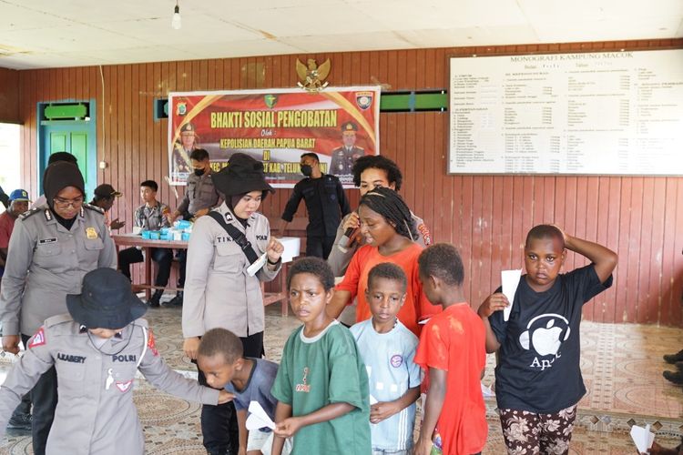 Anak-anak di Kampung Mayerga Distrik Moskona Barat Kabupaten Teluk Bintuni saat bermain dengan anggota Polwan Polda Papua Barat