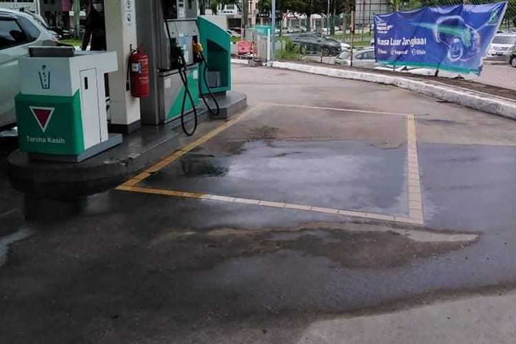 Tumpahan bensin di sebuah SPBU Malaysia, akibat nozzle tidak berhenti otomatis ketika tangki penuh sehingga bensin terus menyembur keluar sampai luber. Kejadian ini dialami Jia Jie pada Rabu (16/6/2021).