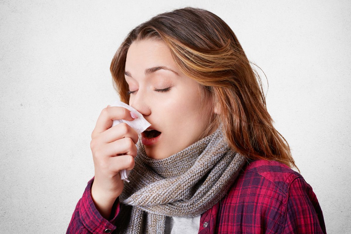 Ilustrasi rinitis alergi memiliki gejala salah satunya sering bersin