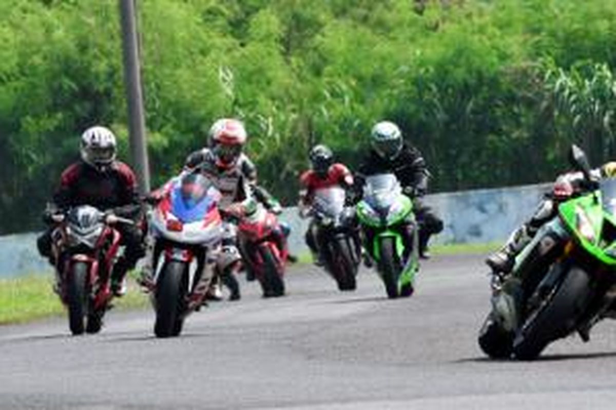 Pelatihan mengendarai sepeda motor ber-cc besar Kawasaki di Sentul.