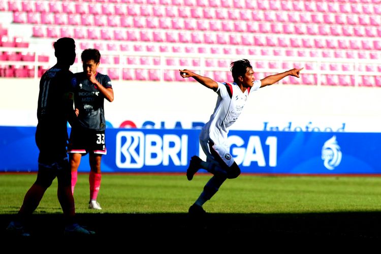 Striker Arema FC Dedik Setiawan (kana) berselebrasi usai membobol gawang Persita Tangerang pada laga pekan ke-15 Liga 1 2022-2023 di Stadion Manahan, Solo, Jawa Tengah, Sabtu (17/12/2022) sore WIB.