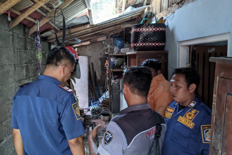 Petugas damkar saat ke lokasi kebakaran di acara hajatan pernikahan di Banyuwangi, Jawa Timur, Rabu (28/2/2024)