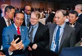BERITA FOTO: Saat Jokowi Dikerubuti CEO untuk Foto Bersama di KTT APEC