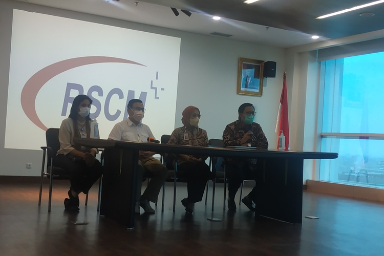 Direktur Utama Rumah Sakit Cipto Mangunkusumo (RSCM) Lies Dina Liastuti  di Gedung Kiara, RSCM, Selasa (17/5/2022)