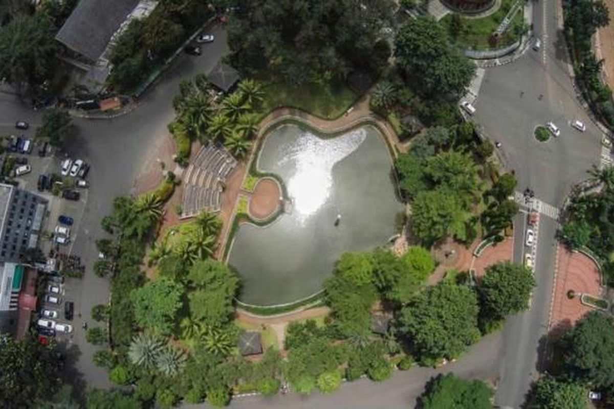 Taman Ayodya, Jakarta Selatan, dilihat dari udara, Jumat (6/2/2015). Ruang terbuka hijau menjadi salah satu penyeimbang dan oasis di tengah belantara gedung kota.