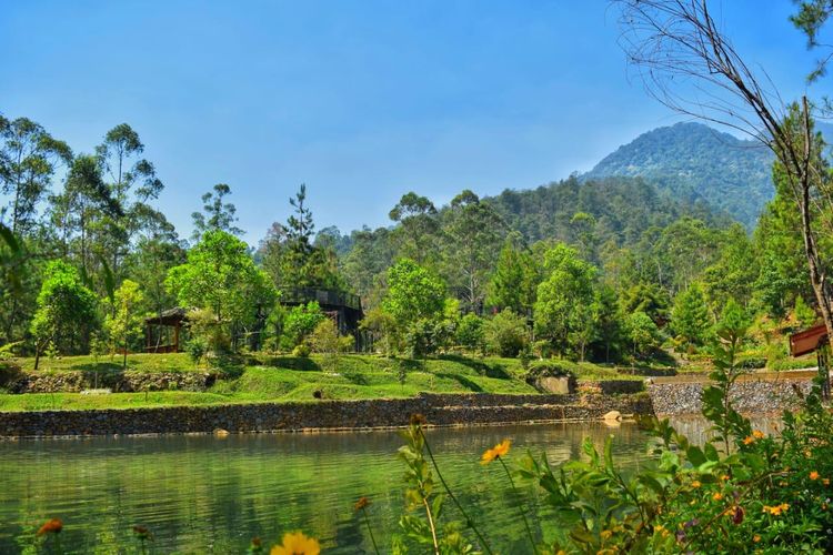 Pemandangan Danau Mooi yang Instagramable di Taman Wisata Bougenville, Bandung.