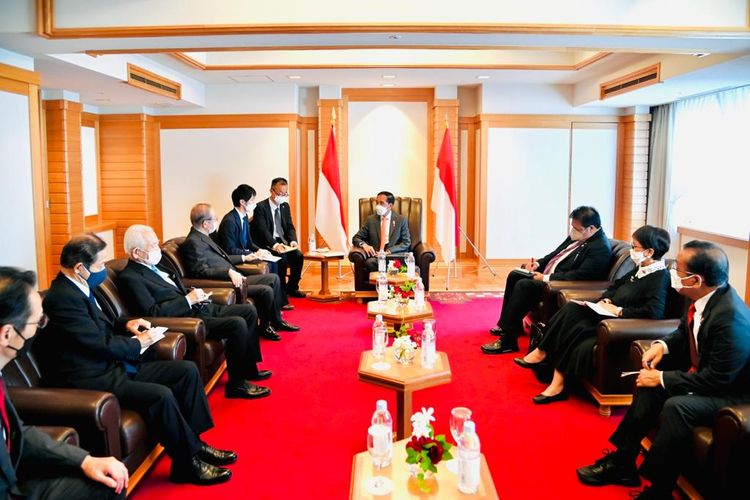 Presiden Joko Widodo menerima kunjungan kehormatan Presiden Japan-Indonesia Association yang juga mantan Perdana Menteri Jepang Fukuda Yasuo di Tokyo, Jepang, Rabu (27/7/2022).