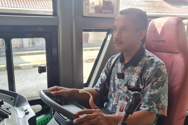 Mantan sopir angkutan kota (angkot) Sutarko yang kini menjadi pramudi Bus Transjateng rute Purwokerto-Purbalingga.
