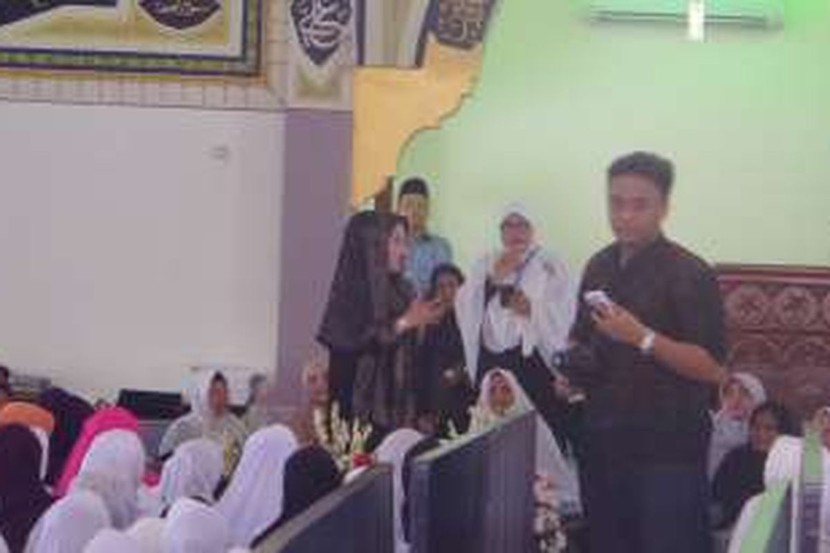 Sylviana Murni saat merayakan Maulid Nabi Muhammad di Masjid Darussalaam, Jakarta Selatan, Senin (12/12/2016)