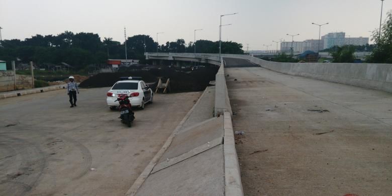 Jalan layang keluar Tol JORR untuk masuk Terminal Pulo Gebang nampak sudah jadi dan bisa dilintasi. Namun, disebelah kirinya jalan keluar Tol JORR untuk ke jalan umum arah kantor Wali Kota Jakarta Timur, nampak masih dalam pengerjaan. Senin (6/6/2016)