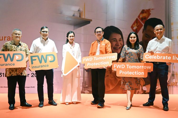 FWD Insurance memperkenalkan rangkaian program Customer Month, sebagai upaya perusahaan untuk dapat hadir lebih dekat dengan nasabah, sekaligus memperkenalkan FWD Tomorrow Protection, produk asuransi tradisional yang memberikan perlindungan serta perencanaan keuangan untuk mewujudkan impian di masa depan melalui manfaat tunai, di Jakarta, Kamis (31/10/2024). Hadir dalam acara tersebut (Ki-Ka) Slamet Riyoso, Chief Technology & Operations Officer FWD Insurance; Ade Bungsu, Direktur FWD Insurance; Aliyah Natasya CFP, MSc, IFP, financial planner & educator; Jeffrey Kie, Chief Agency Officer FWD Insurance; Maria Magdalena, Direktur Kepatuhan, Chief Governance Officer FWD Insurance; Rudy Franto Manik, Chief Human Resources & Marketing Officer FWD Insurance.