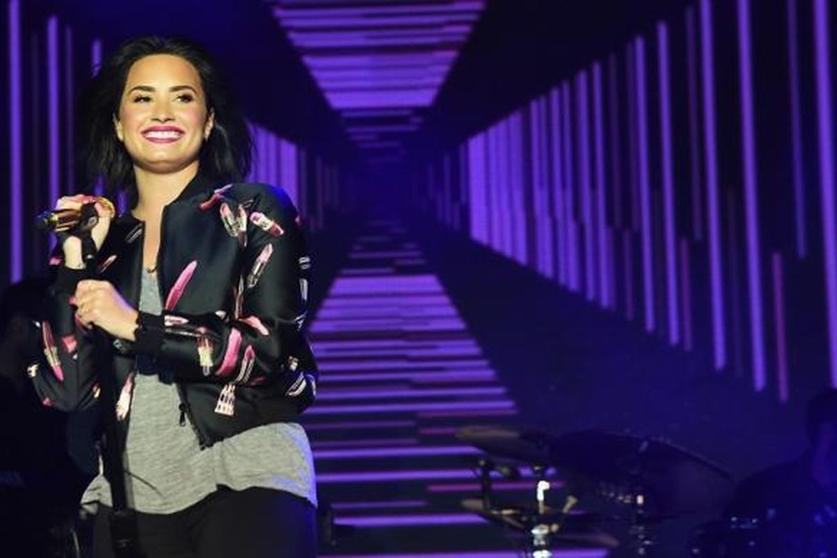 Demi Lovato tampil di panggung AOL NewFront 2016 di Seaport District NYC di Kota New York, 3 Mei 2016.