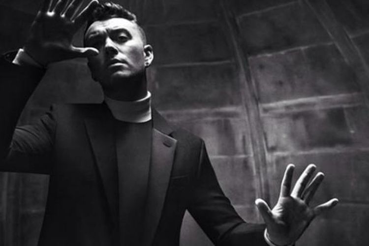 Sam Smith mengumumkan kolaborasinya dengan rumah mode asal Perancis, Balenciaga melalui akun Instagram pribadinya.