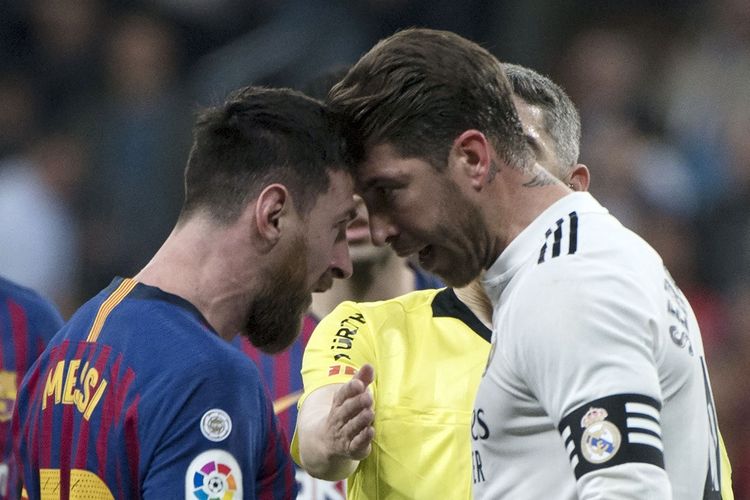 Momen Lionel Messi (kiri) dan Sergio Ramos (kanan) bersitegang dalam duel el clasico antara Barcelona dan Real Madrid di Stadion Santiago Bernabeu, Madrid, Spanyol, pada 2 Maret 2019.