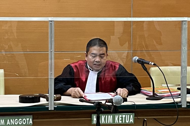Hakim Tunggal Pengadilan Negeri (PN) Jakarta Selatan Samuel Ginting membacakan putusan gugatan praperadilan Perkumpulan Masyarakat Anti-Korupsi Indonesia (MAKI) melawan Komisi Pemberantasan Korupsi (KPK) terkait Lili Pintauli Siregar, dalam persidangan di PN Jakarta Selatan, Senin (3/4/2023).