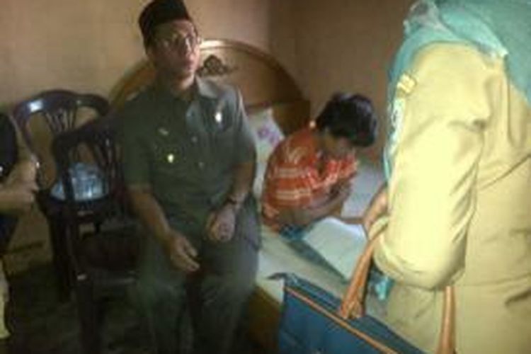 gubernur Bengkulu Junaidi Hamsyah mengunjungi Rizki siswa SD penderita kanker tulang yang jalani UAS di rumah