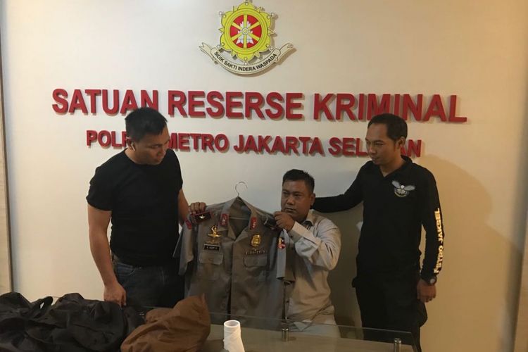 Satuan Reserse Kriminal Polres Jakarta Selatan mengamankan seorang pria yang mengaku sebagai Brigadir Jenderal (Brigjen) untuk mengancam penyidik yang tengah menangani kasus penipuan. 
