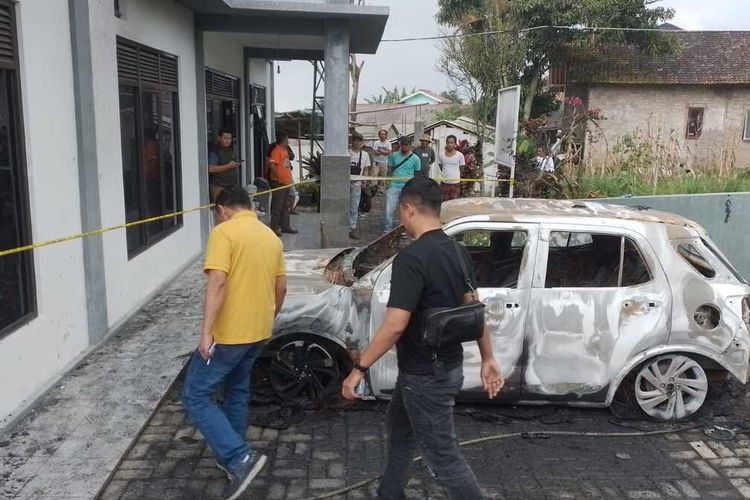 Penyidik Polda Jabar mendatangi lokasi posko pemenang Caleg DPR RI Cianjur, Sabtu (17/2/2024)