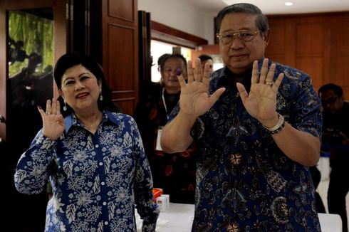 Ani Yudhoyono Sempat Mengacungkan Empat Jari Usai Mencoblos