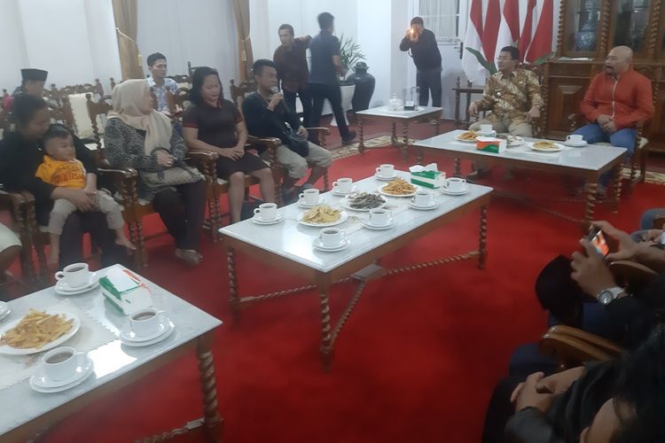 Warga Sumedang yang tinggal di Wamena tiba di Gedung Negara, Sumedang, Jawa Barat, Rabu (9/10/2019) malam pukul 23.00 WIB. AAM AMINULLAH/KOMPAS.com