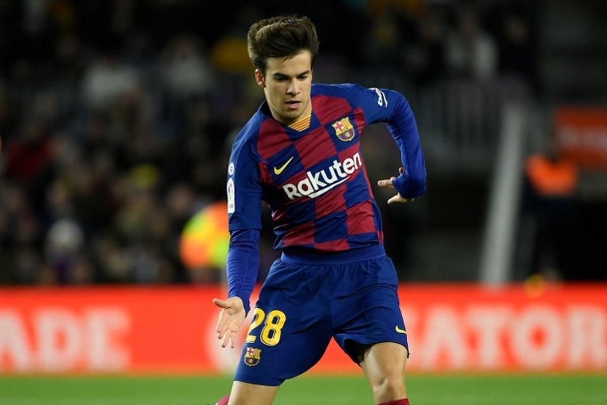Pemain tengah Barcelona, Riqui Puig menendang bola selama pertandingan sepak bola liga Spanyol antara FC Barcelona dan Granada FC di stadion Camp Nou di Barcelona pada 19 Januari 2020.
