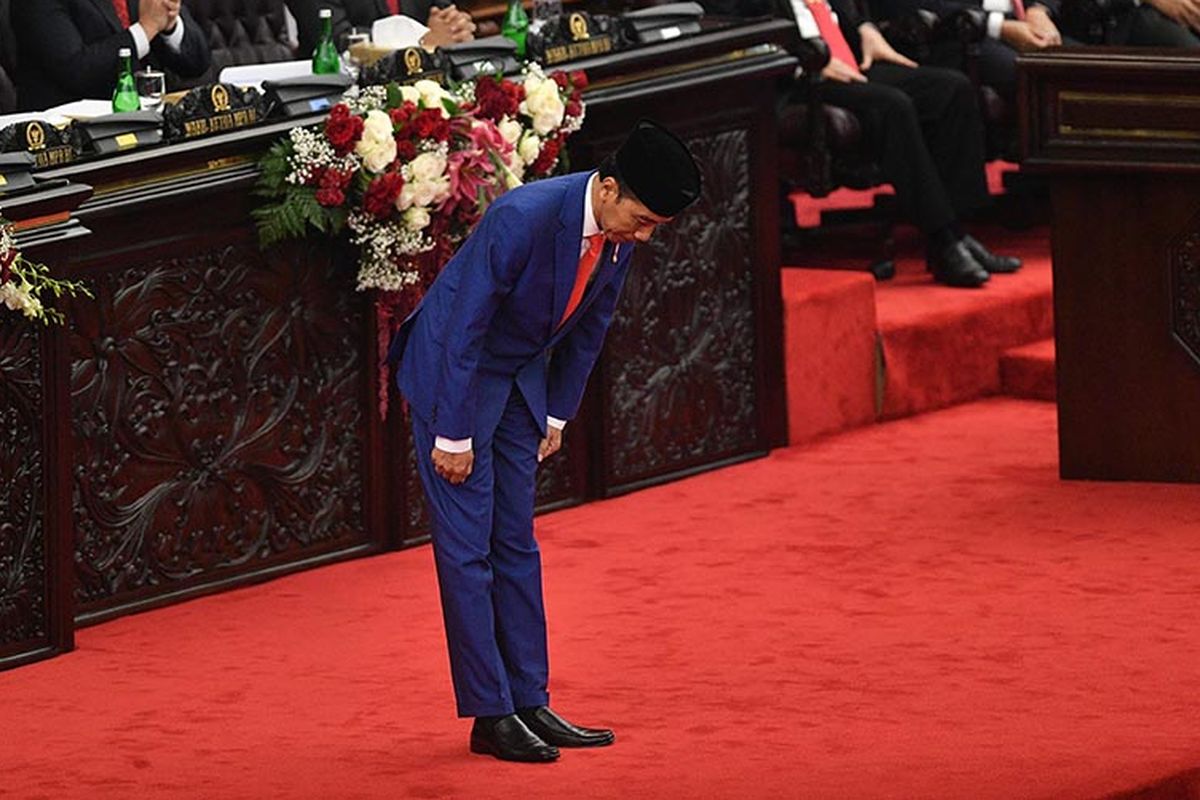 Presiden Joko Widodo memberi hormat sebelum menyampaikan pidato dalam Sidang Tahunan MPR di Kompleks Parlemen, Senayan, Jakarta, Jumat (16/8/2019).