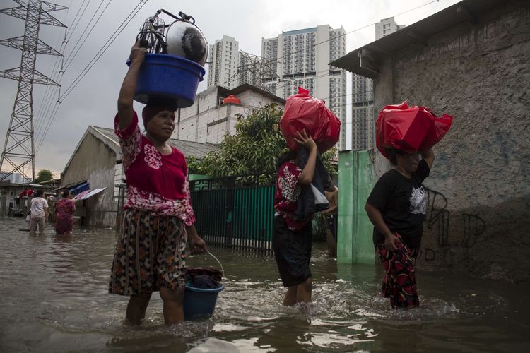 Warga Rawa Buaya terdampak banjir mengevakuasi barang ke SMPN 264 Rawa Buaya, Cengkareng, Jakarta Barat, Jumat (3/1/2020). membeludaknya warga di posko pengungsian di SMPN 264 membuat sebagian warga bertahan di kolong tol.