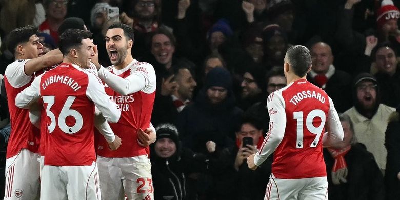 Para pemain Arsenal merayakan gol Gabriel Magalhaes pada pertandingan akhir tahun Premier League Arsenal vs Aston Villa bergulir di Stadion Emirates pada Rabu (31/12/2025).