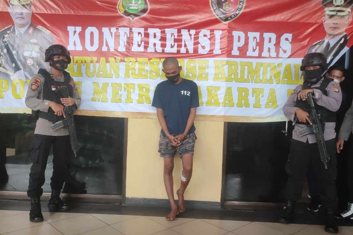 RT (24), pencuri yang menembak korbannya menggunakan airsoft gun di kawasan Bali Mester, Jatinegara, Jakarta Timur, pada 18 April 2021 lalu, berhasil ditangkap polisi.