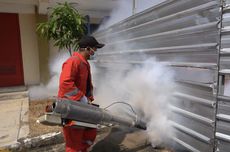 Cegah DBD, Petugas Rutin Lakukan "Fogging" di Asrama Haji Surabaya