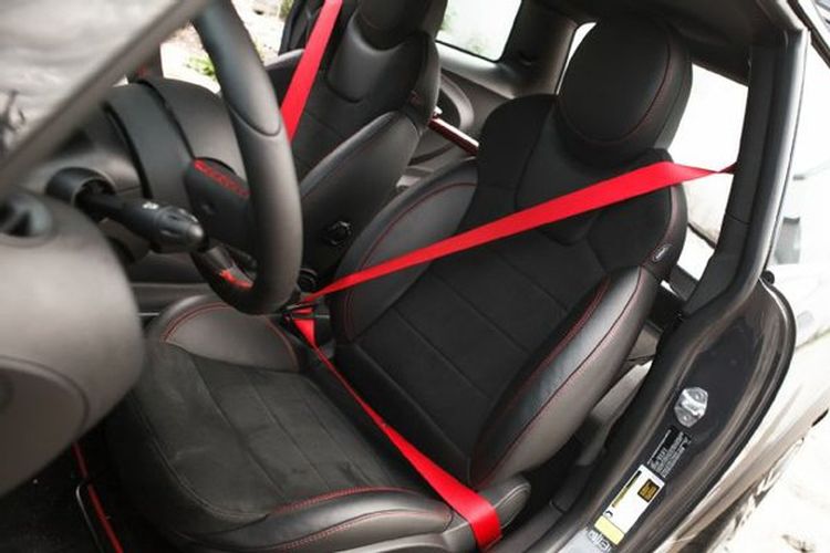 Alasan Seat Belt Mobil Standar Bentuknya Sama Semua