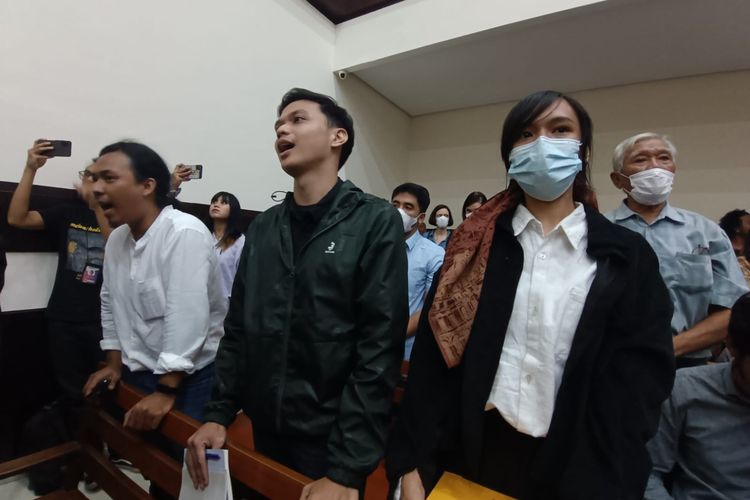 Pengunjung sidang pencemaran nama baik Luhut dengan terdakwa Haris Azhar dan Fatia Maulidiyanti menyanyikan lagu Indonesia Raya dalam sidang di PN Jakarta Timur, Senin (17/4/2023).