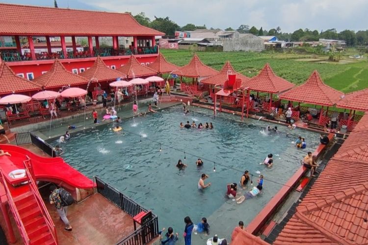 Jumlah pengunjung objek wisata di Kabupaten Kuningan Jawa Barat meningkat, pada momen libur Natal, Tahun Baru, dan libur sekolah, Minggu (25/12/2022). Zamzam Pool satu dari sejumlah objek wisata yang mengalami lonjakan jumlah kunjungan.