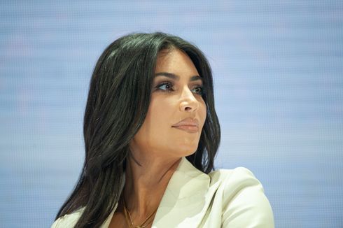 Kim Kardashian Pakai Adidas Yeezy 450 Slide yang Belum Dirilis