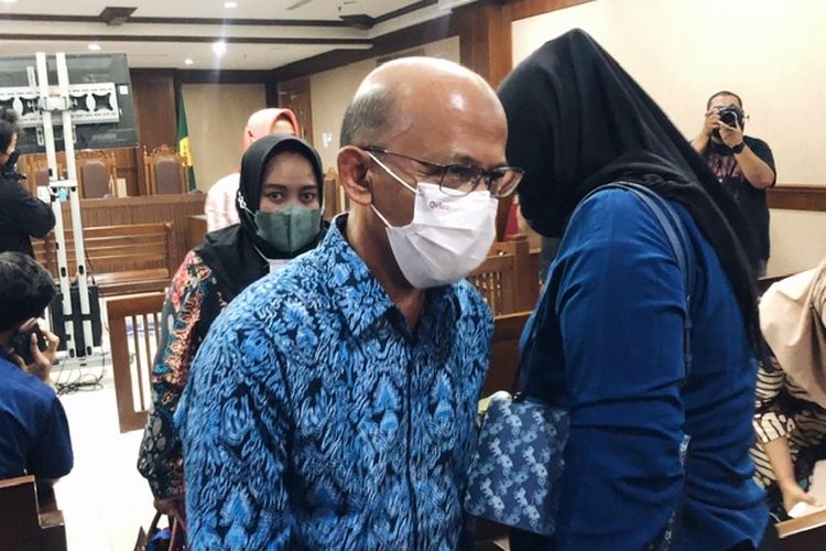 Mantan Anggota Tim Pemeriksa Pajak Direktorat Jenderal Pajak (DJP) Kemenkeu Wawan Ridwan pasca persidangan di Pengadilan Tipikor Jakarta, Selasa (14/6/2022). Wawan merupakan terdakwa kasus dugaan korupsi penerimaan suap dan gratifikasi. Ia divonis penjara 9 tahun dalam pembacaan putusan hari ini. 