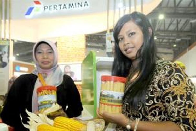 Tiwuk dan Dra Rosida MSi menunjukkan produk makanan olahan berbahan dasar jagung saat pameran GKPM di JHCC , Minggu (6/10/2013).