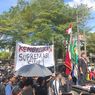 Aksi Tolak UU TNI, Mahasiswa Sempat Bentrok dengan Polisi demi Kibarkan Bendera Setengah Tiang