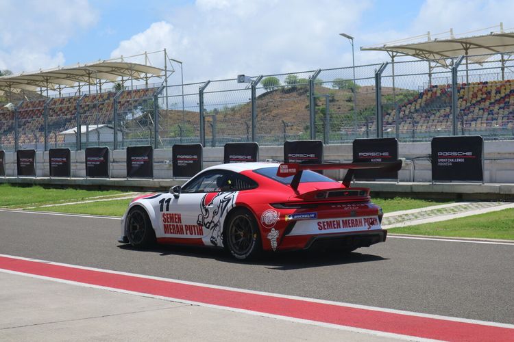 Salah satu mobil Porsche Sprint Challenge Indonesia 2023 saat melintas di sirkuit Mandalika, Kamis (7/12/2023).