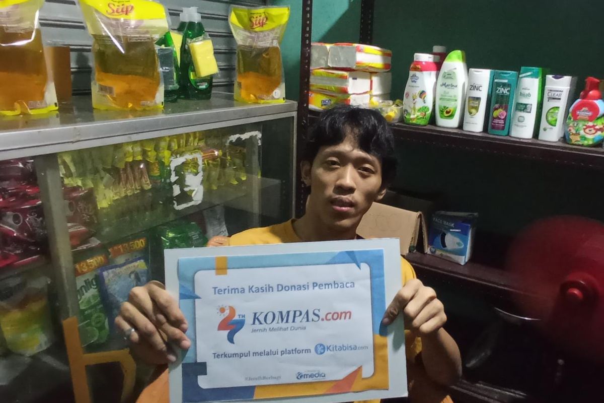 Abdul Latief (24), pria penyandang disabilitas saat menerima bantuan pembaca Kompas.com di kediamannya di Jalan Kampung Benda Barat, Cipayung, Depok, Jawa Barat.