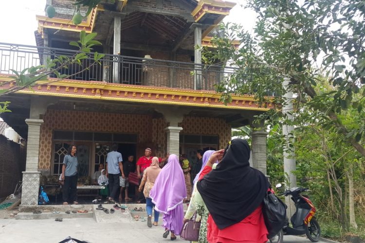 Nampak tetangga Alfiani Hidayati Solikah berdatangan ke rumah Alfiani, pramugari pesawat Lion Air JT-610 jurusan Jakarta-Pangkal Pinang yang jatuh di perairan Tanjung Karawang, Jawa Barat, Senin (29/10/2018) siang.