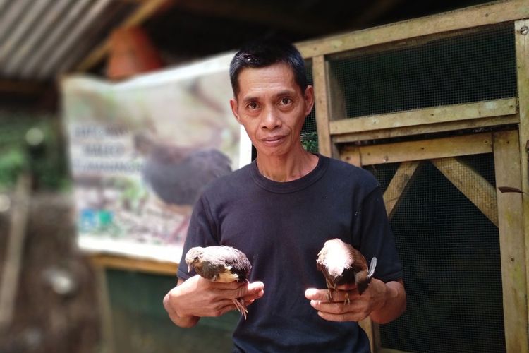 Basri Lamasese (45) warga Dusun 3 Desa Molibagu Kecamatan Bolaang Uki Kabupaten Bolaang Mongondow Selatan, Sulawesi Utara. Petani gula aren ini awalnya adalah pemburu satwa dan telur maleo (Macrocephalon maleo) di Kawasan Batu Manangis.