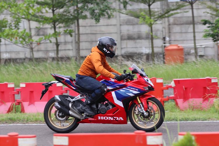 Test ride New Honda CBR250RR di fasilitas tertutup Astra Honda Motor (AHM) di Cikarang, Jawa Barat.