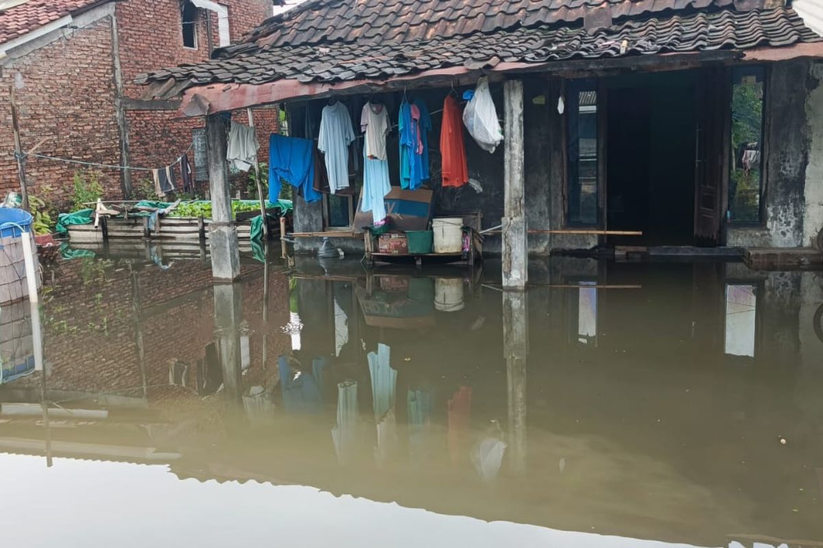 Kondisi banjir yang merendam pemukiman di Kecamatan Sayung, Kabupaten Demak, Jawa Tengah.