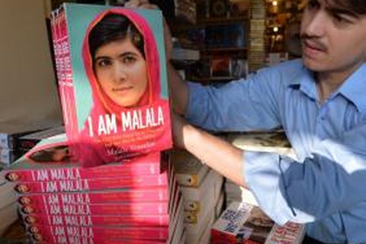 Seorang pegawai sebuah toko buku di Islamabad, Pakistan menunjukkan buku otobiografi Malala Yousafzai, gadis Pakistan yang ditembak Taliban karena memperjuangkan pendidikan perempuan. Buku itu mulai diedarkan ke seluruh dunia pada Selasa (8/10/2013).